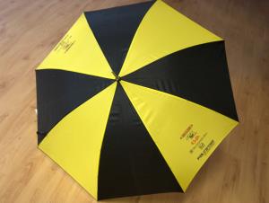 Žltočierne dáždniky s potlačou na dvoch paneloch