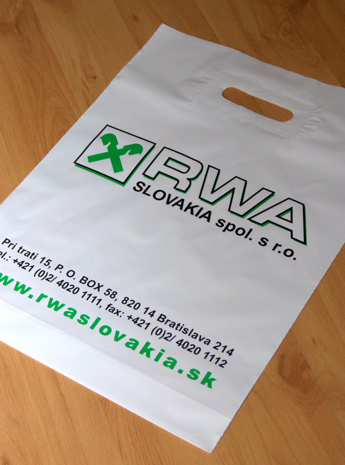 Obyčajná PVC taška s natlačeným logom firmy a kontaktnými údajmi