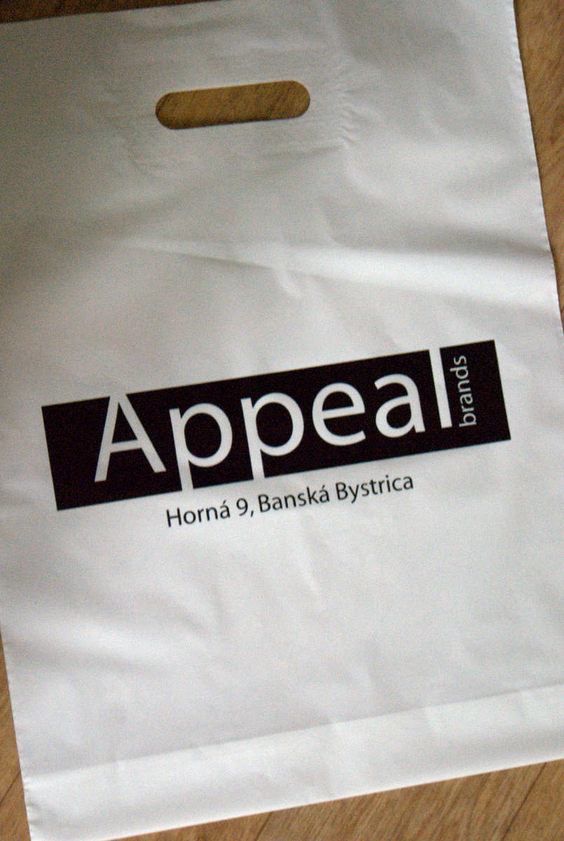 Biela lesklá igelitová taška pre firmu Appeal brands