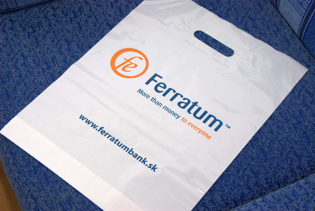 Igelitové tašky s výsekom na držanie pre banku Ferratum