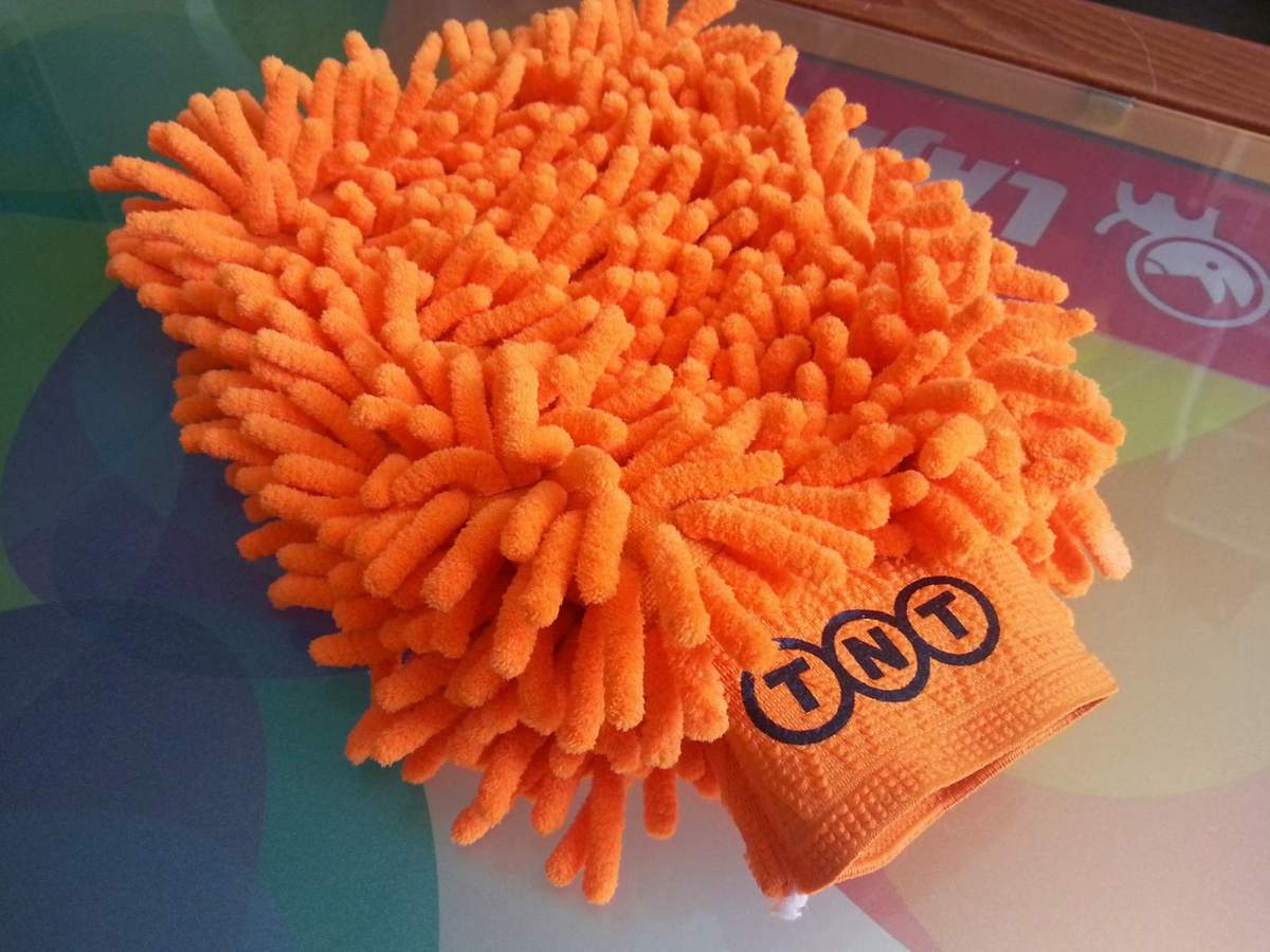 Oranžové rukavice na utieranie prachu pre firmu TNT