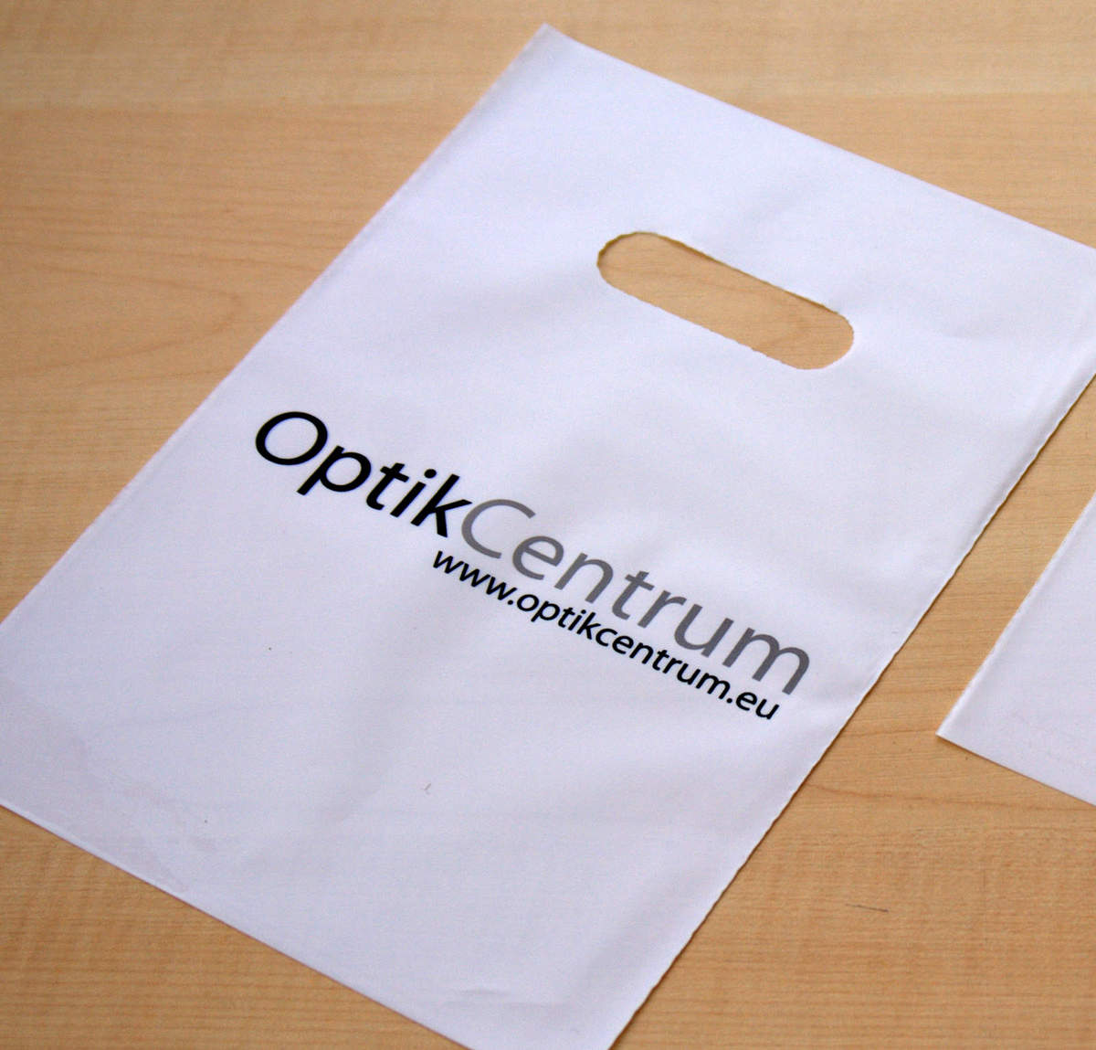 Biele igelitové tašky pre OptikCentrum