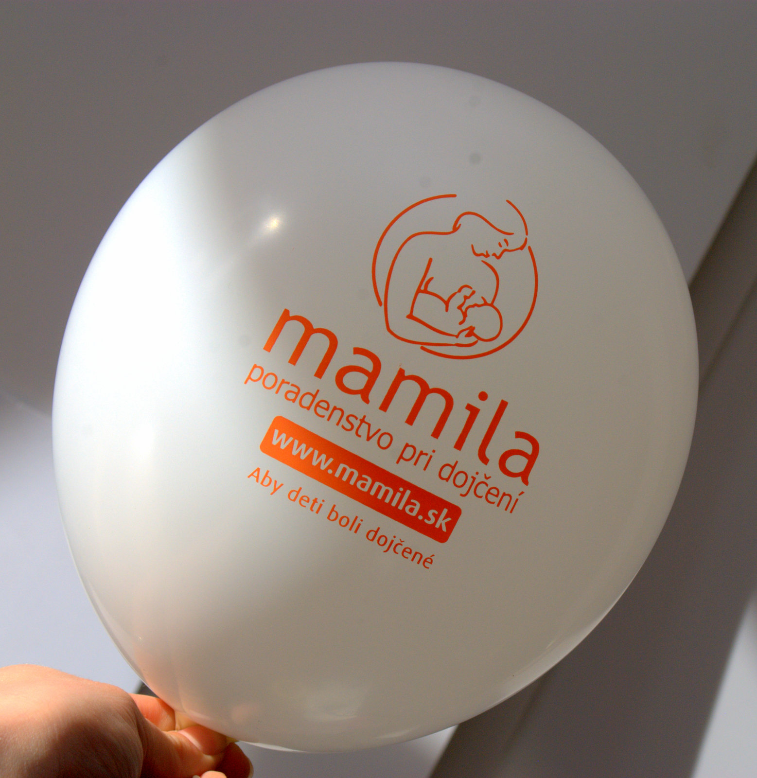 Biely balónik s červeným logom Mamila