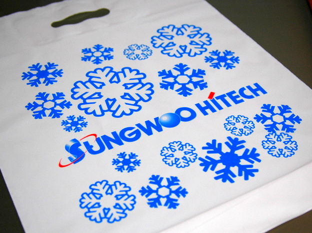 Tlač igelitových tašiek s vianočným motívom pre závod Sungwoo Hitech