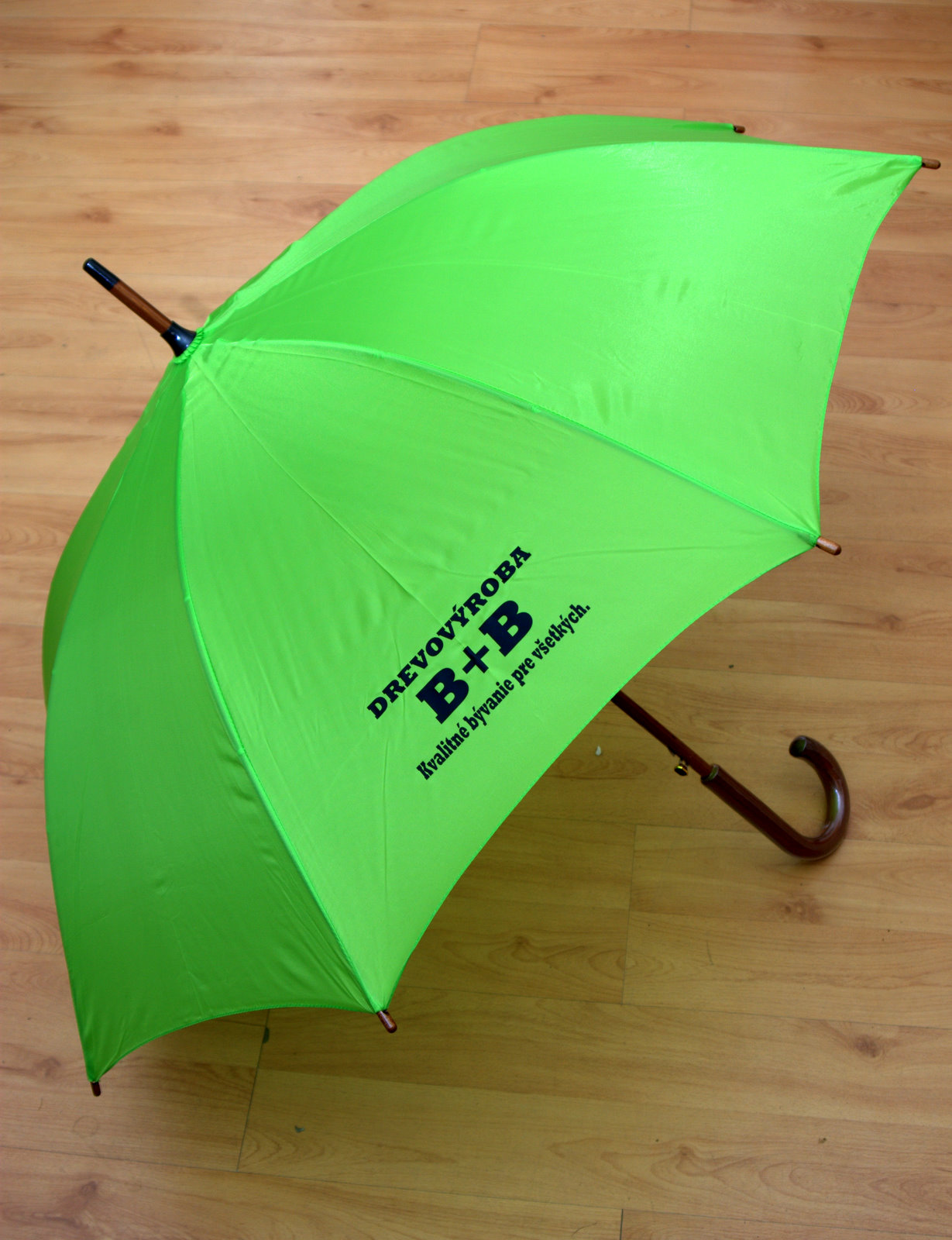 Zelený dáždnik s čiernou potlačou