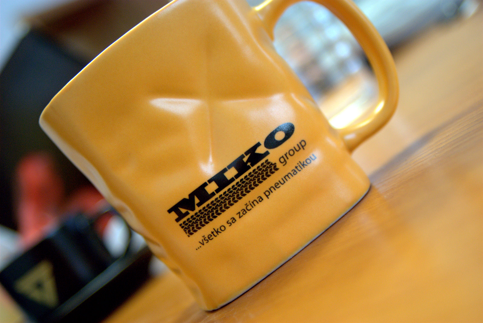 Žltý hrnček Kameňák s logom MIKO