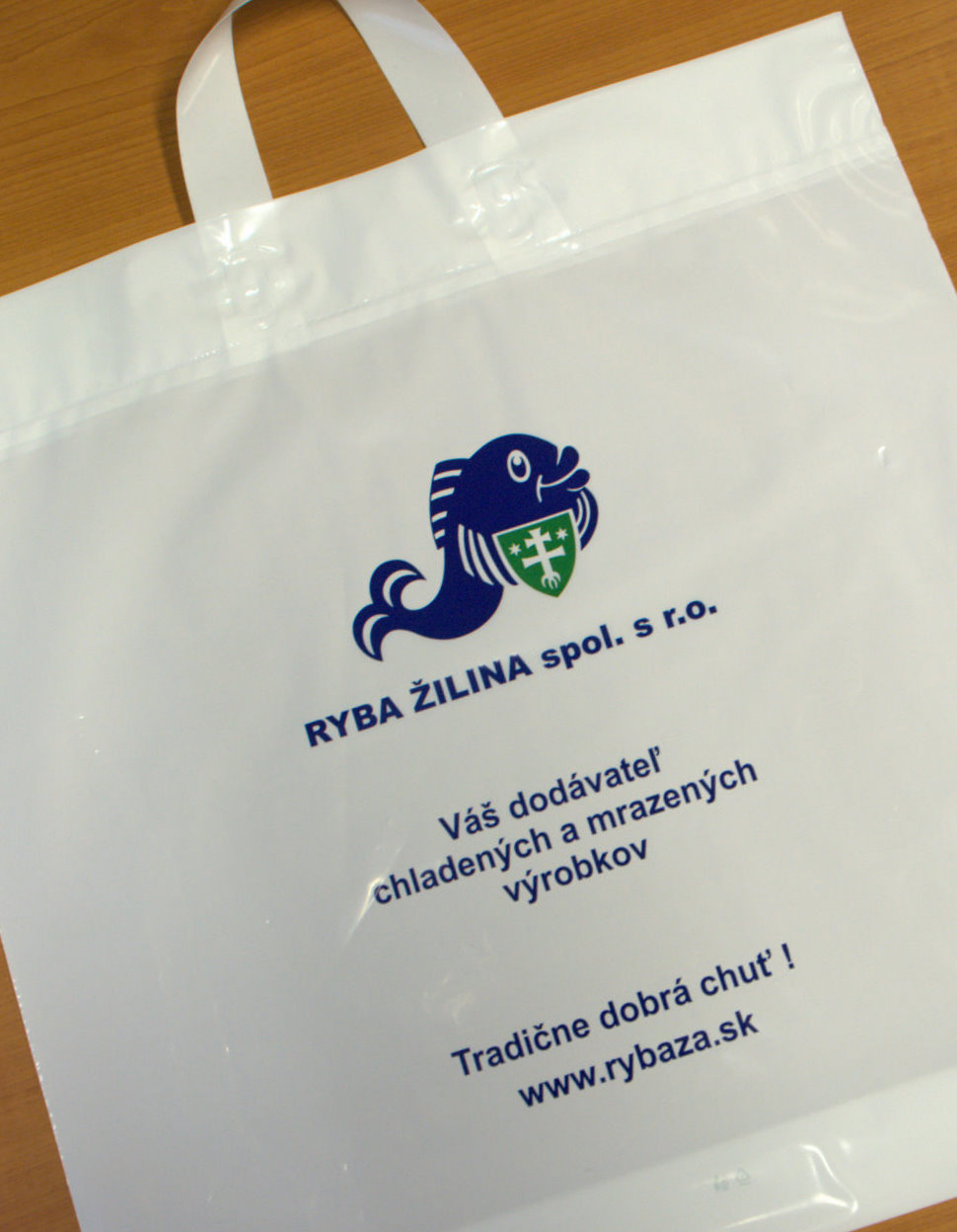 Tlač LDPE tašiek s páskovým uchom logom spoločnosti Ryba Žilina 