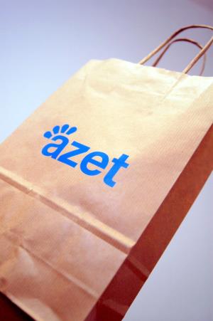 Logo Azet na hnedej taške