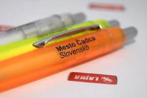 Detail tampónovej tlače na pere