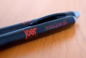 Čierne perá Joer s logom a webovou stránkou