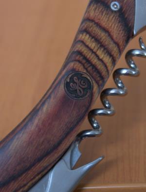 Elegantné označenie noža s drevenou rúčkou