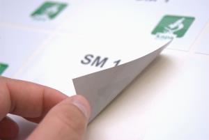 Sivé lepidlo lepšie prekrýva podklad