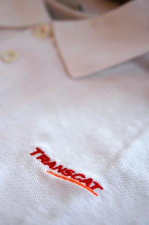 Logo na bielej polokošeli