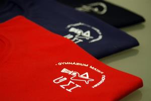 Rôzne farby tričiek Gymnázium Mateja Hrebendu Hnúšťa