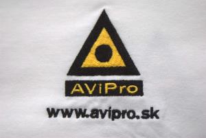 Záber z blízka na vyšité logo