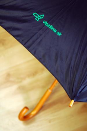 Detail loga na dáždniku