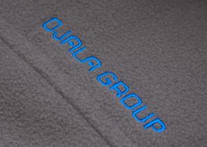 A tiež logo na fleece vesty
