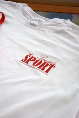 A tiež biele tričká červeným logom