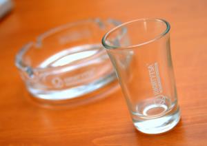 Gravírované sklenené poháre a popolník