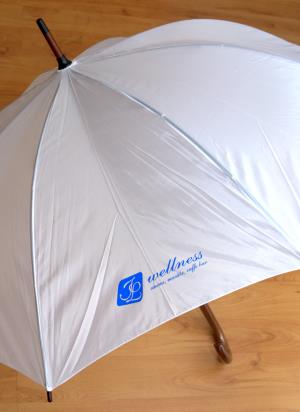 Biely dáždnik s potlačou