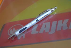 Kovové pero s nápisom