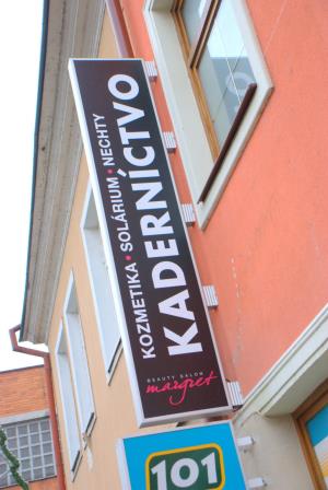 A  robili svetelnú reklamu