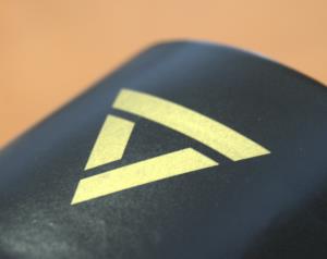 Detail potlače loga zlatom