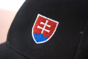 Šiltovka so slovenským znakom