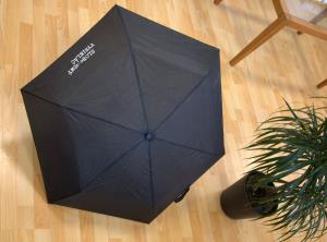 Čierny dáždnik s logom