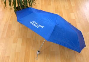 Logo na modrom dáždniky