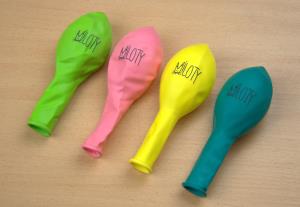Štyri rôzne farebné prevedenia balónikov