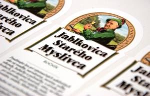 Farebné etikety na fľaše Sipčiak Destillery