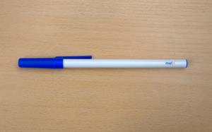Biele plastové guľôčkové pero