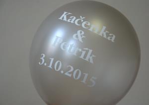 Detail potlače mien a dátumu svadby