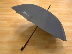 Sivý dáždnik s potlačou pre Ružomberskú stavebnú firmu