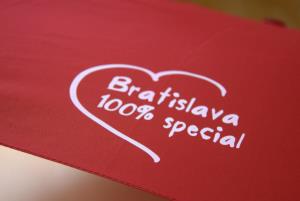 Detail potlače bielou farbou