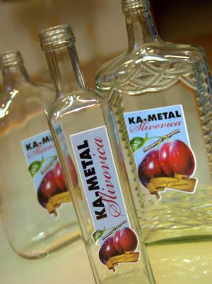 Pestrofarebné etikety na fľaše KA-METAL ZA