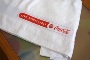 Detail loga firmy a nápisu LIVE POSITIVELY