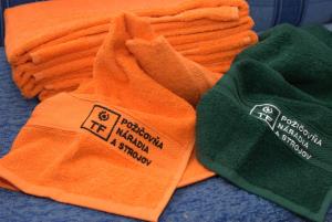 Zelené a oranžové uteráky