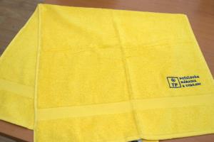 Žltý uterák pre firmu TF Požičovňu náradia a strojov