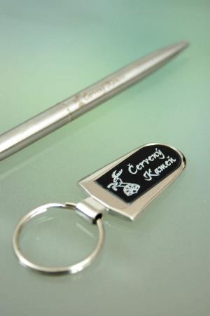 Pero s jednofarebnou potlačou a prívesok na kľúče