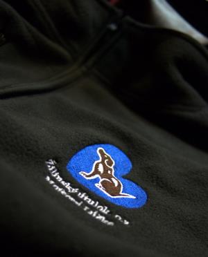 Kvalitná vesta s farebnou výšivkou