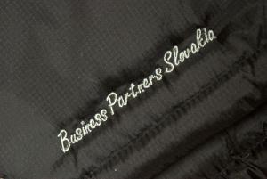 Detail výšivky názvu firmy Business Partners Slovakia