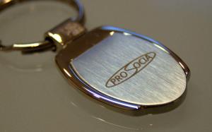 Kľúčenka z kovu s vygravírovaným logom firmy