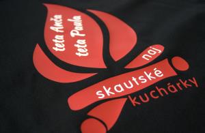 Detail červenobielej potlače loga Skautských dní