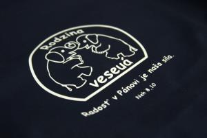 Detail potlače loga katolíckeho spoločenstva Rodzina veseuá