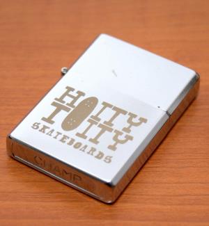 Benzínový zapaľovač Hoity Toity Skateboards Martin