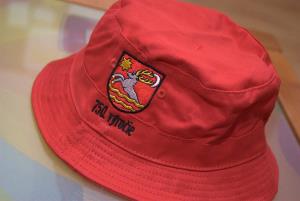 Červený bavlnený klobúk s výšivkou