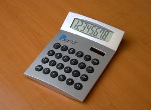 Duálna kalkulačka v striebornej farbe