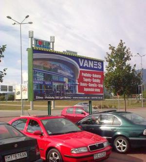 Farebný billboard je vystavený na svojom mieste